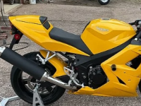 756英里2005年TriumphDaytona650看起来渴望转头和雕刻曲折