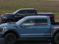 F150RaptorR在快速有趣的四分之一英里对决中输给了RAM1500TRX