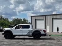 Ram1500TRX在一场拔河比赛中让福特F150RaptorR难堪